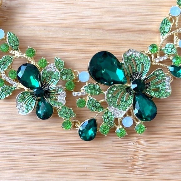 Brand New Eye Candy 14k Gold Plated w/ Glass Crystal Green Statement Necklace - Picture 8 of 13